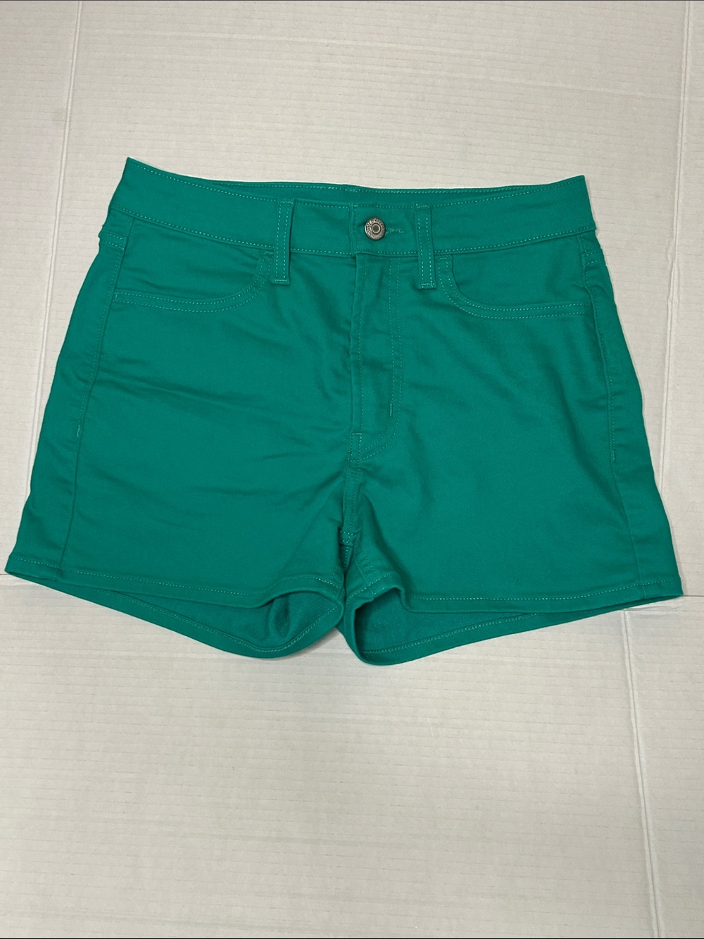 Old Navy SZ 4 Green High-Rise WOW Chino short.Front & back pockets 2 1/1” inseam